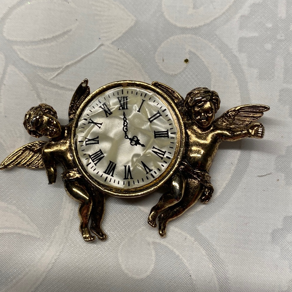 Vintage classic broach.approximately 2 inches long and 1 inch high. Or smaller.